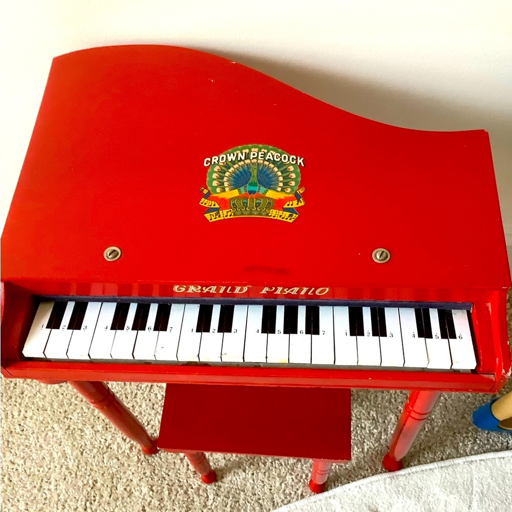 Vintage Toy Piano circa 1985. Plays perfectly. Amazing condition.